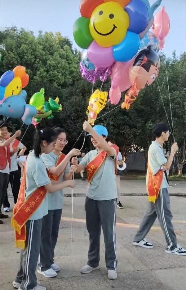 炒股杠杆 2025大皖阳光助学行动|60名学生参与爱心气球义卖 筹集善款超千元